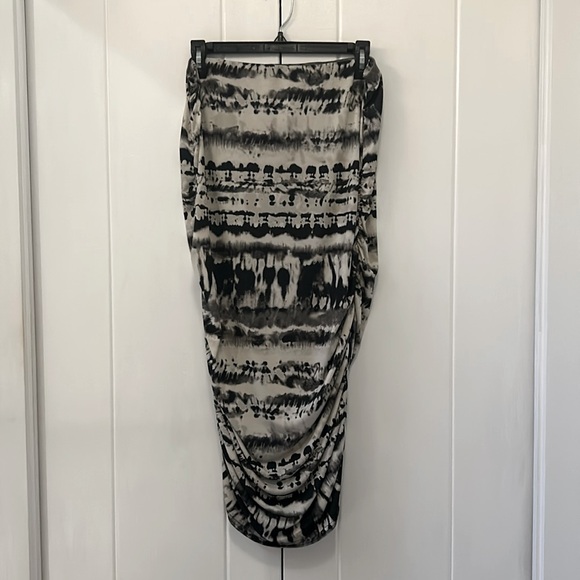 Misguided Ruched Skirt. Unlined, ruching both sides for a slimming look! Size 12 - Picture 1 of 3